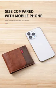 Portafoglio corto da uomo in pelle morbida opaca, design compatto ed elegante con tasche carte.