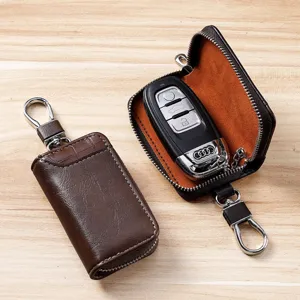 Bruine lederen autosleuteltas voor heren, minimalistische rits etui met metalen haak hoofdweergave.
