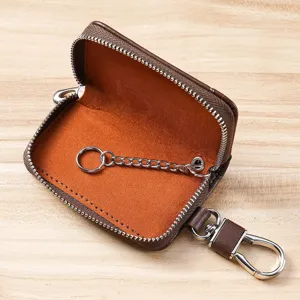 Leren autosleutel etui in bruin voor heren, duurzaam ritsvak met handige haak en ketting.