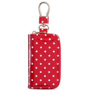Rotes Lackleder Autoschlüssel Etui mit Punkten, goldenen Beschlägen und Reißverschluss.