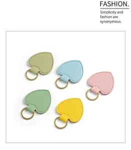 Detailansicht der bunten Lederherz-Schlüsselanhänger und Taschen-Anhänger, tolle Accessoires.