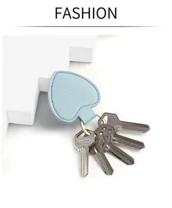 Hellblauer herzförmiger Leder Schlüsselanhänger mit Metallring für Damen Accessoires.