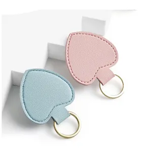 Nahaufnahme von herzförmigen Leder-Schlüsselanhängern in Rosa und Blau für Taschen.
