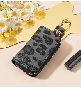Etui de cle de voiture imprime leopardo gris avec fermeture eclair et anneau dore chic.