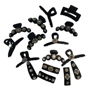 Set aus eleganten schwarzen Vintage-Samt-Haarklammern und Spangen mit Kristallen und Perlen