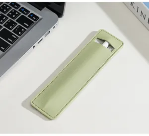 Etui de protection minimaliste en cuir PU vert pour stylet et trousse a crayons elegante.