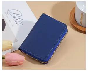 Primo piano dettagliato del portacarte compatto in pelle blu con cerniera e cuciture.