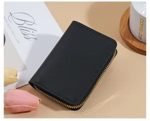 Portacarte in pelle nera con chiusura a zip, design compatto per carte di credito.