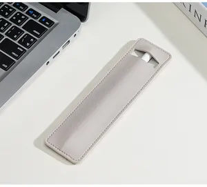 Vue détaillée de la trousse en cuir PU minimaliste montrant des coutures nettes et un design élégant.