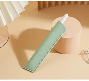 Detailaufnahme einer minimalistischen hellgrünen PU-Leder Stiftschutztasche im warmen Licht.