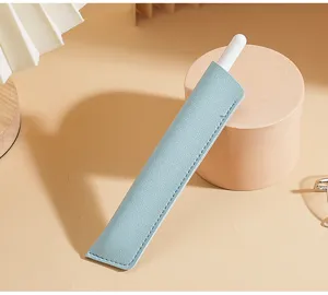 Detailansicht des hellblauen PU-Leder Etuis für einzelne Stifte mit eleganter Textur und moderner Form.