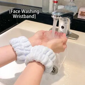 Gros plan sur des bracelets absorbants pour se laver le viso sans gouttes d'eau.