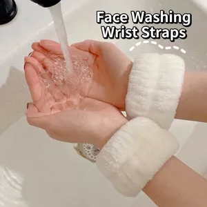 Gros plan de bracelets absorbants en peluche blanche utilisés pour se laver les mains