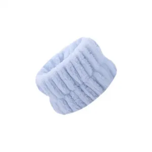 Vue détaillée du bracelet en microfibre bleu doux pour le lavage du visage.
