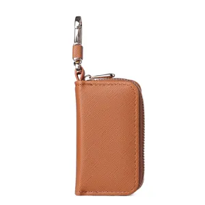 Astuccio per chiavi auto con cerniera in pelle Saffiano marrone e gancio in metallo.