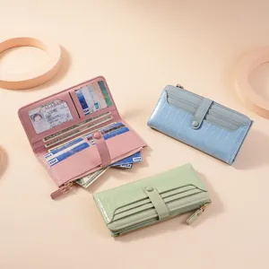 Billetera larga con textura de cocodrilo, cremallera y múltiples ranuras para tarjetas.
