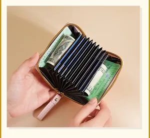 Elegante tarjetero acordeón rosa con cremallera, múltiples ranuras para tarjetas y monedas.