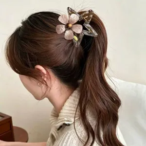 Acetat-Haarklammer mit Stern und Blume, getragen in einem Pferdeschwanz für elegantes Styling