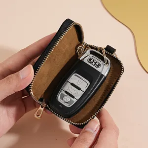 Astuccio per chiavi auto in pelle nera con pratica chiusura a cerniera sicura.