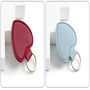 Detailansicht des Leder Herz Schlüsselanhängers in verschiedenen Farben mit Metallring.