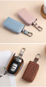 Astuccio per chiavi auto in pelle intrecciata con cerniera lampo e gancio metallico.