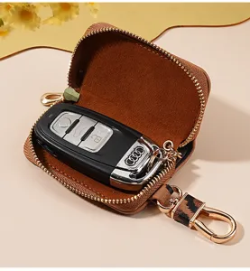 Étui à clés de voiture en cuir marron avec sangle motif léopard tendance et fermeture éclair.