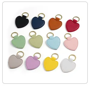 Detailansicht farbiger Leder-Schlüsselanhänger in Herzform, idealer Taschenanhänger Accessoire.
