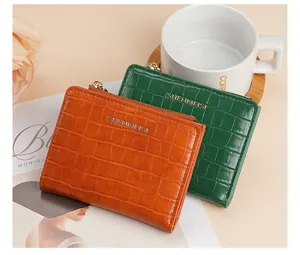 Portafoglio corto da donna con texture coccodrillo e tasca portamonete con zip, elegante porta carte.