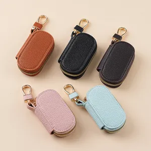 Estuche de llaves de piel minimalista con textura, cremallera metalica y cinco colores vivos.