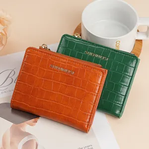 Portafoglio corto da donna con motivo coccodrillo, portamonete con zip e porta carte chic.