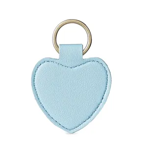 Hellblaue Leder Herz Schlüsselanhänger und Taschenanhänger mit goldenem Metallring.
