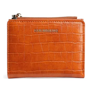 Portafoglio corto marrone da donna con motivo coccodrillo e tasca portamonete con zip.