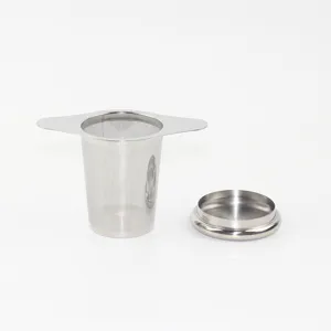 Detailweergave roestvrijstalen theezeef, fijnmazige infuser met dubbele handgrepen voor losse thee.