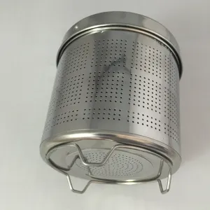 Dettaglio del cestello filtro in acciaio inox, colino a maglia fine per tè e residui.