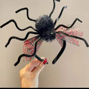 Nahaufnahme eines Halloween Spinnen Stirnbands mit Plüschkörper und Netzschleifen