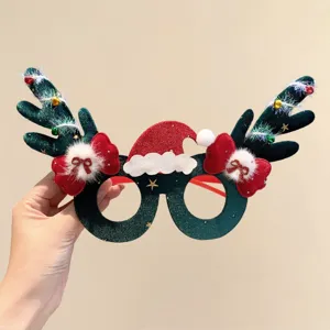 Vista detallada de gafas navideñas con astas de reno, gorro de Papá Noel y lazos rojos