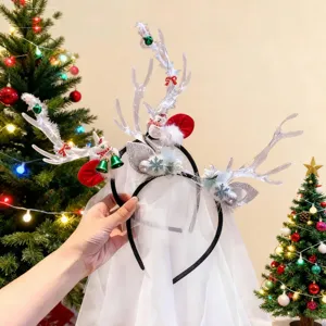 Vista detallada de diadema de cuernos de reno de Navidad luminosa con velo de encaje festivo.