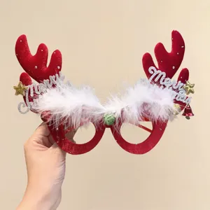Gafas navideñas rojas festivas con cuernos de reno, plumas y texto Merry Christmas.