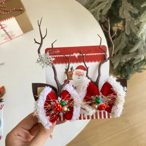 Primer plano de pinzas navideñas de cuernos de reno con lazos rojos y ribete blanco de peluche