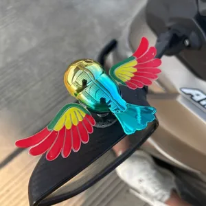 Detailansicht einer bunten bionischen Vogel-Dekoration mit beweglichen Flügeln für Motorräder