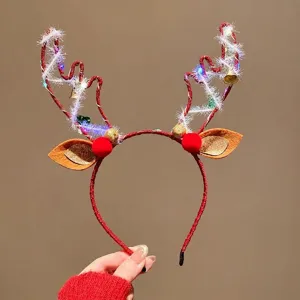 Primer plano de una diadema festiva de cuernos de reno de Navidad con luces LED y cascabeles