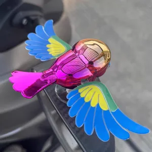 Detailansicht der farbenfrohen Metallvogel-Deko mit beweglichen Flügeln für Motorräder