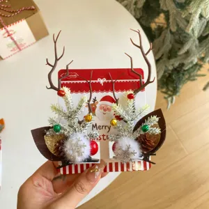 Primer plano de pasadores navideños de cuernos de reno con piñas de pino y cascabeles.