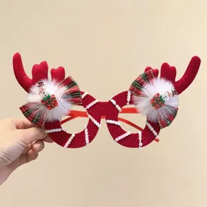 Primer plano detallado de gafas navideñas festivas de cuernos de reno rojos con lazos y muñecos