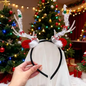 Vista detallada de una diadema de reno de Navidad con un velo de encaje blanco y ositos lindos