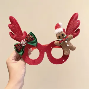 Detalle de gafas de reno navideñas con hombre de jengibre y lazo festivo decorado