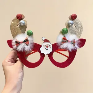 Primer plano de gafas navideñas con astas de reno brillantes y cara de Papá Noel.