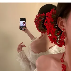 Detailed look at elegant red gypsophila floral bridal hair pins and accessories set