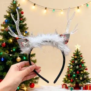 Primer plano de una diadema navideña luminosa con plumas blancas y astas de reno claras.