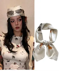 Pañuelo cuadrado blanco estilo Y2K de seda con dibujos de perros y texto en cursiva